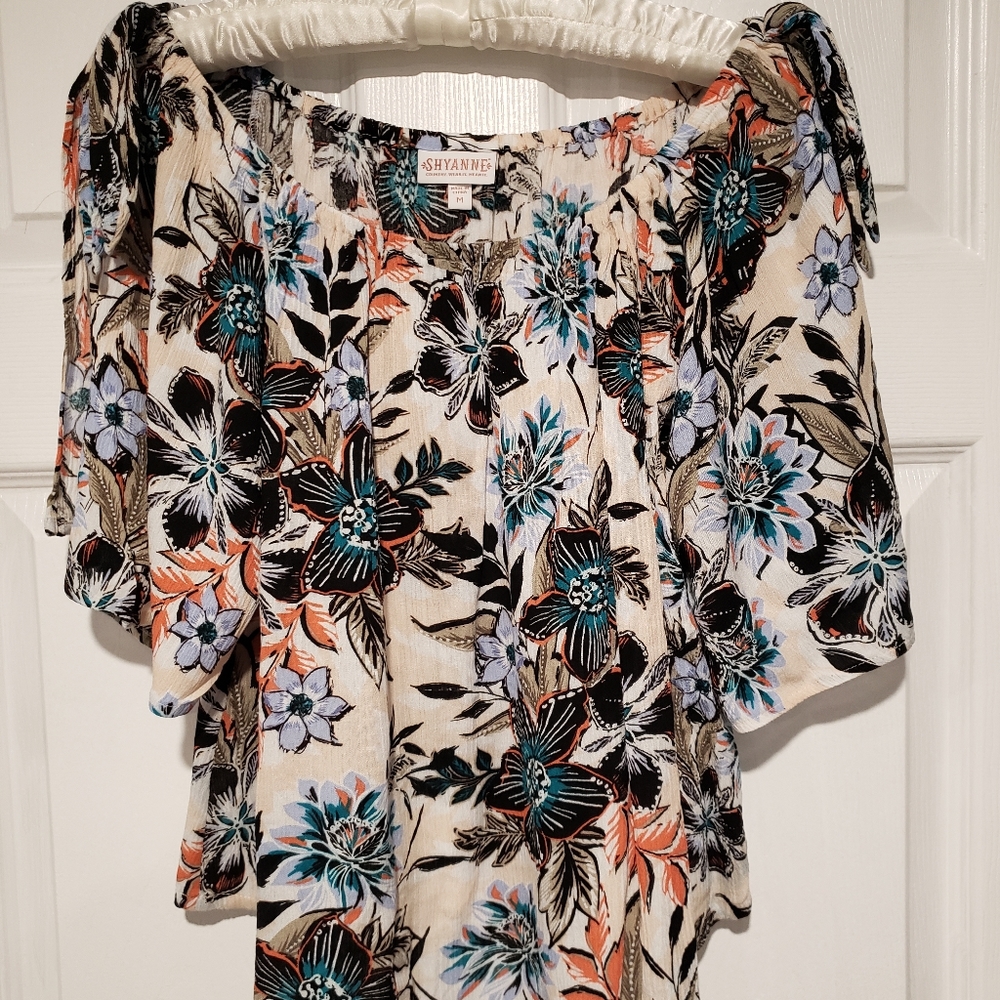 Shyanne: Top, Size Medium
